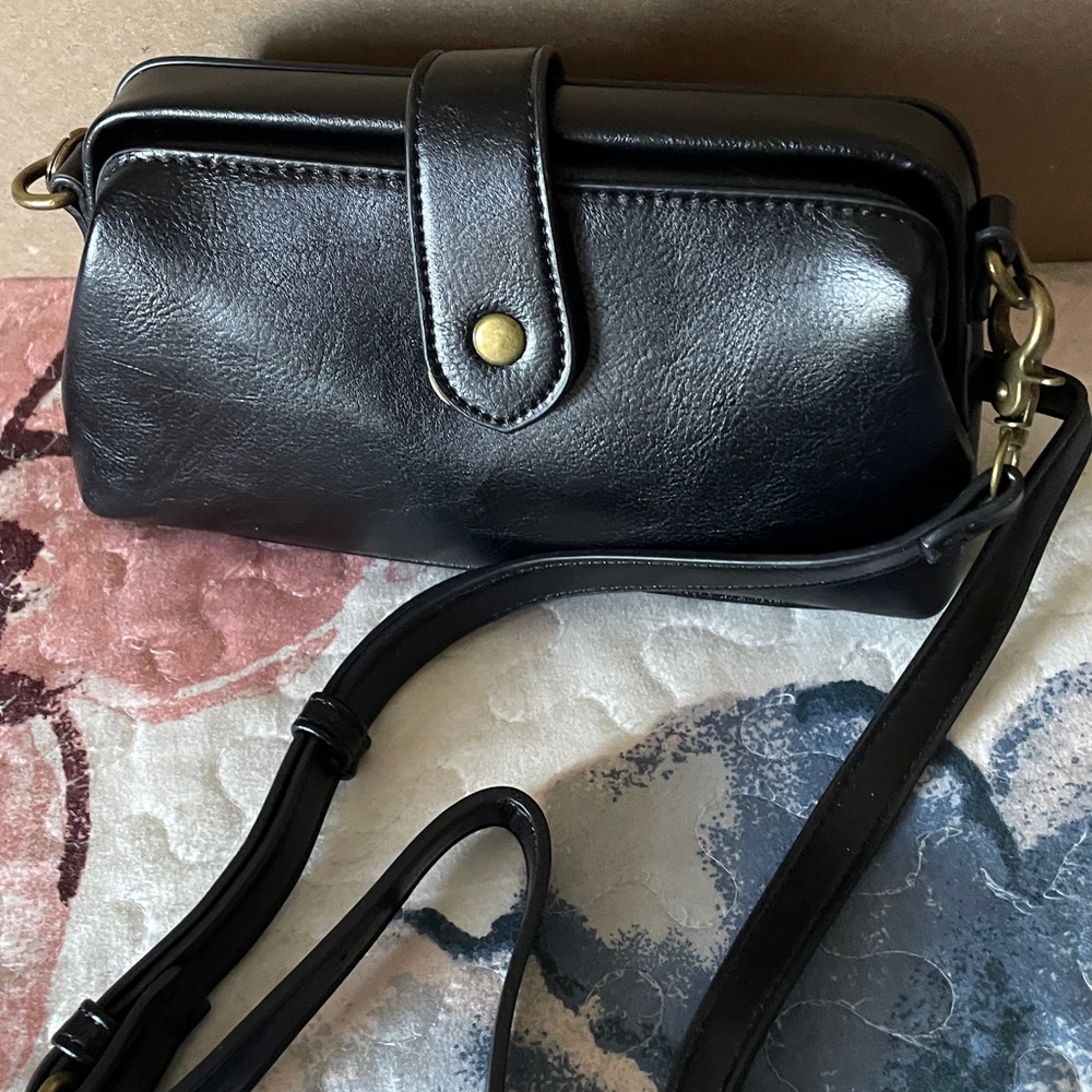 Black Leather Crossbody Bag - Classic Everyday Style - Picture 3 of 3